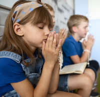 Image by Freepik: Kids praying together Sunday school